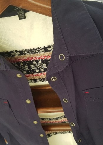 Düğmeli Lacivert Trikolu Gömlek - Görsel 3