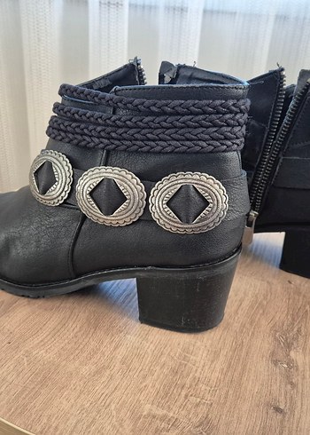 Oxxo Tokalı Siyah Deri Kadın Bot - Görsel 3