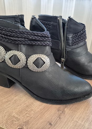 Oxxo Tokalı Siyah Deri Kadın Bot - Görsel 2