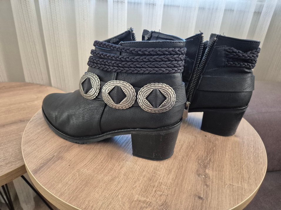 Oxxo Tokalı Siyah Deri Kadın Bot - Görsel 3