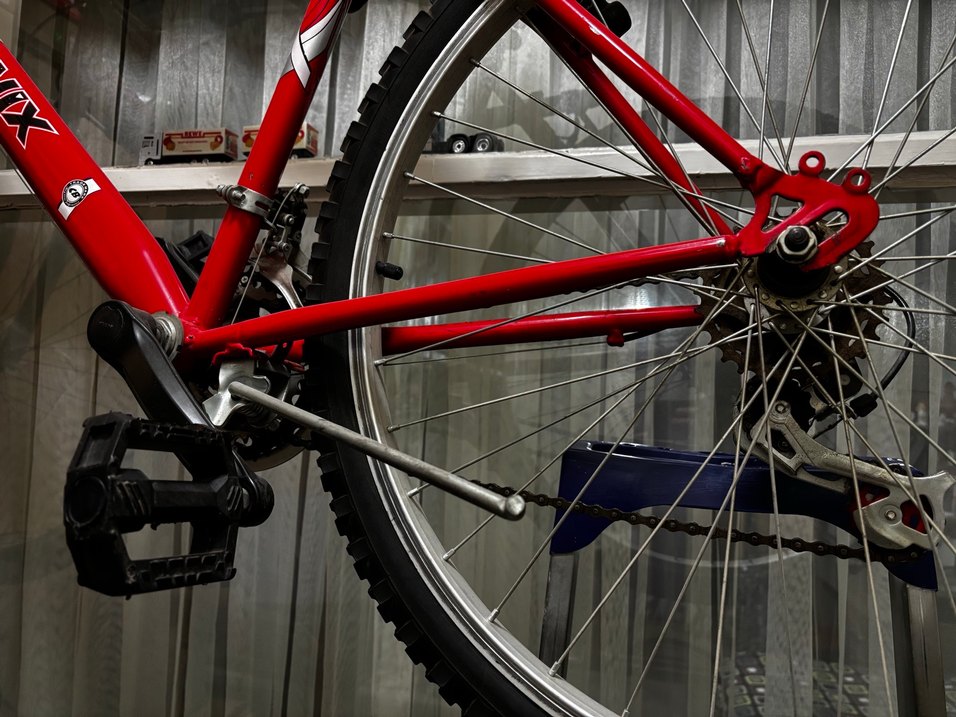 Kırmızı Bisiklet - Görsel 2