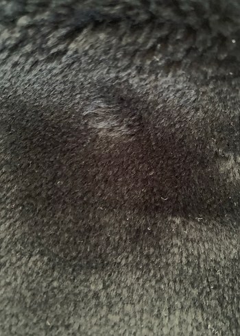 Siyah kürk parçaları - Görsel 2