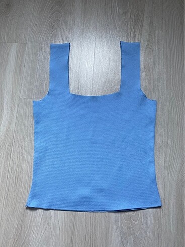 38 Beden Mavi crop, kolsuz, kalın askılı bluz