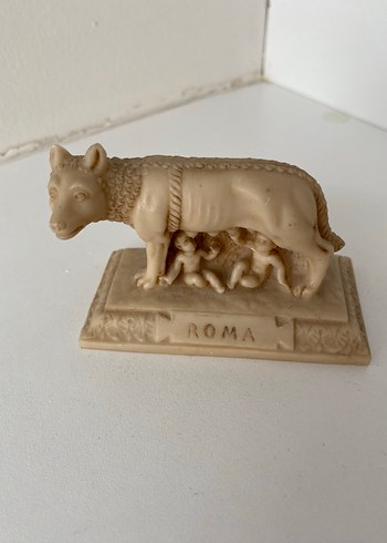 Dişi kurt biblo (Romus Romulus)