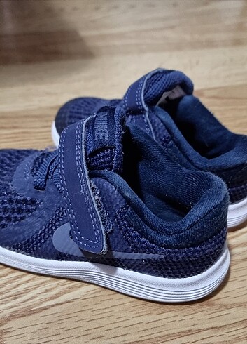 22 Beden Nike Revolution 4