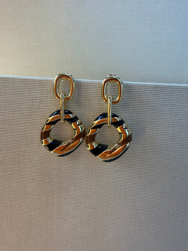 Zincir Detaylı Altın Renk Midi Küpe - Görsel 2