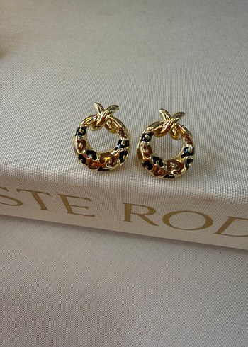 Zincir Detaylı Mini Altın Yılan Desenli Küpeler - Görsel 2