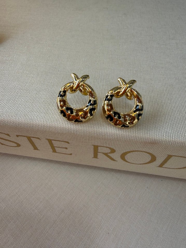 Zincir Detaylı Mini Altın Yılan Desenli Küpeler - Görsel 2