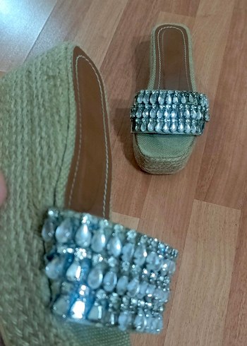 Gri Taşlı Dolgu Topuklu Kadın Terlik - Görsel 3