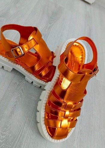 Altın Renk Parlak Platform Topuklu Kadın Sandalet - Görsel 3