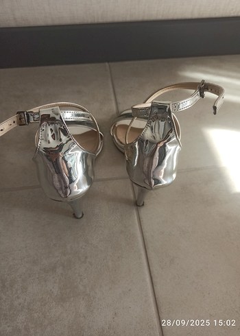 38 Beden Metal Tokalı İnce Topuklu Kadın Ayakkabı