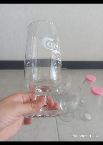 Beden Pembe Kapaklı Cam Şişe ve Bardak Seti