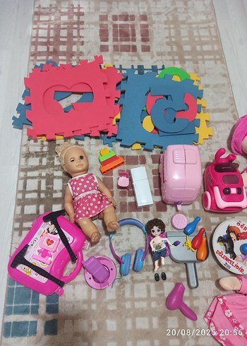 Renkli Pembe Oyuncak Bebek ve Aksesuar Seti