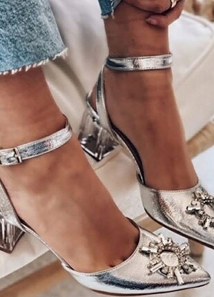 Gümüş Kırışık Rugan Taş Toka Detaylı Şeffaf Topuklu Ayakkabı 