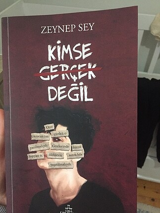 Kimse Gerçek Değil