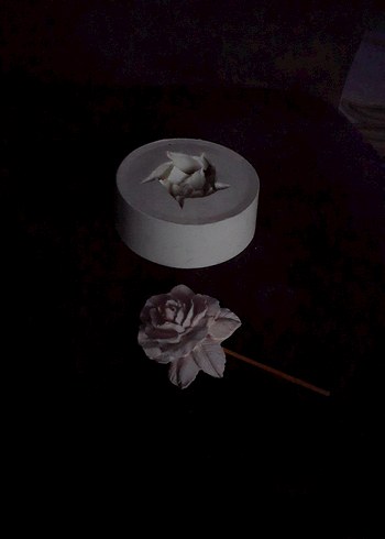 Beyaz Gül Desenli Mum ve Tutucu - Görsel 2