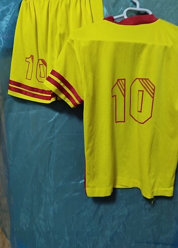 Galatasaray forması takım şort, tişört çocuk 8.9 yaş sarı kırmız