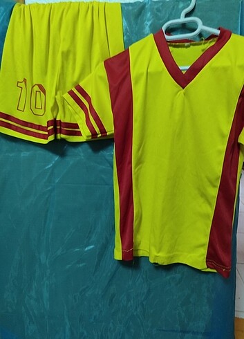 Diğer Galatasaray forması takım şort, tişört çocuk 8.9 yaş sarı kırmız