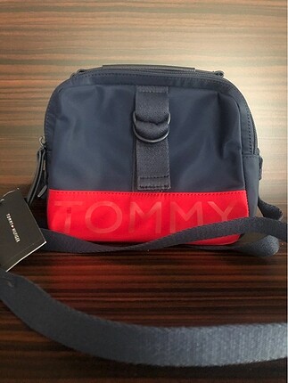 Tommy Hilfiger askılı çanta