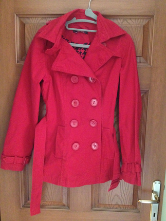 Kırmızı trenchcoat