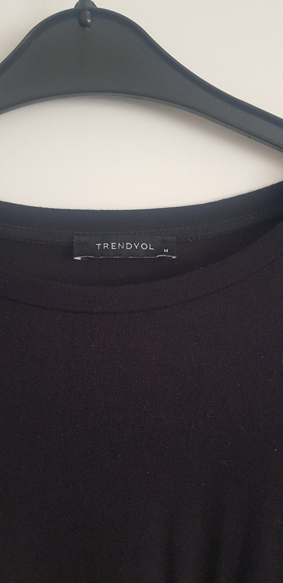 Siyah Fırfırlı Kısa Kollu Bluz - Görsel 2