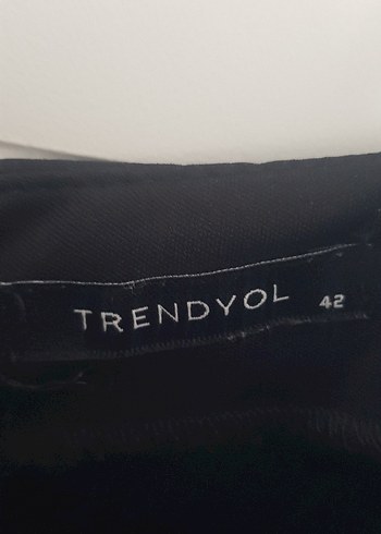 Zincir Detaylı Siyah V Yaka Uzun Elbise - Görsel 3