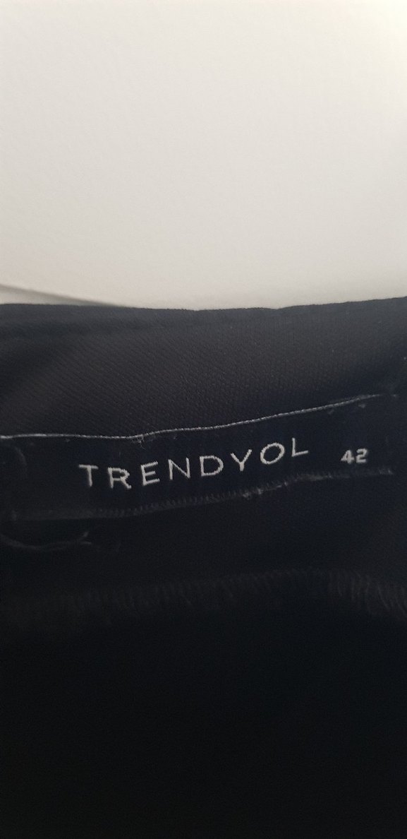 Zincir Detaylı Siyah V Yaka Uzun Elbise - Görsel 3