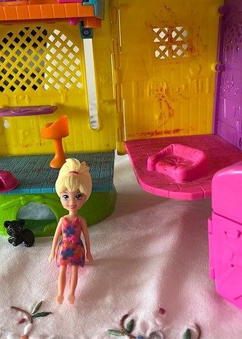 Renkli Pembe Oyun Evi ve Bebek
