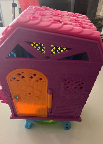 Renkli Pembe Oyun Evi ve Bebek