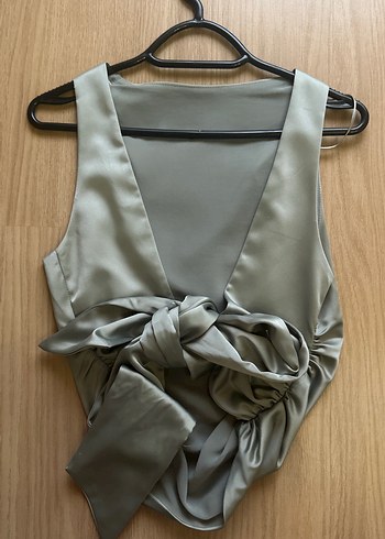 Zara Haki Drapeli Askısız sırtı açık fiyonklu saten Kadın bluz
