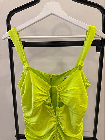Zara Zara gece elbisesi neon