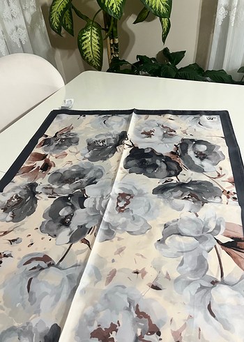 Gri çiçekli kadın parlak şal - Görsel 2