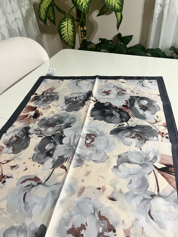 Gri çiçekli kadın parlak şal - Görsel 2