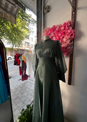 Yeşil Nakışlı Uzun Kollu Drapeli Abiye SIFIR ürün