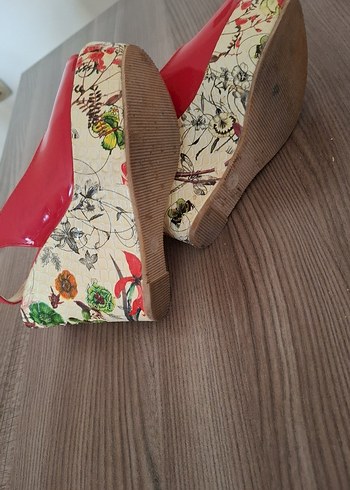 Diğer Renkli Baskılı Kemerli Kırmızı Dolgu Topuk