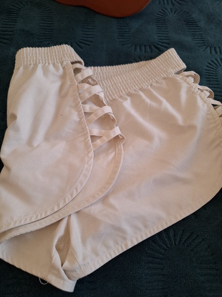 Düğmeli Beyaz  Şortu - Görsel 3