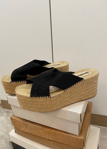 Stradivarius Stradivarius Siyah Hasır Tabanlı Dolgu Topuk Terlik