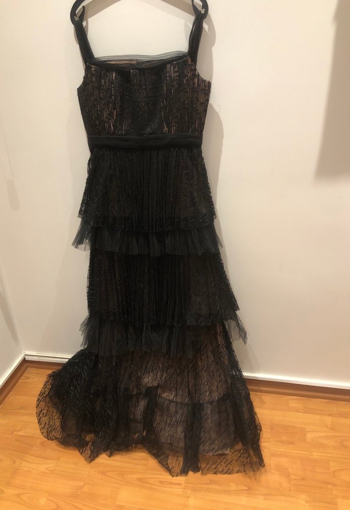 Siyah Kat Kat Fırfırlı Uzun Abiye Elbise Özgür Masur tasarım - Görsel 2