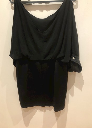 Siyah üstü şifon, uzun kollu, kolları yırtmaçlı, kısa abiye - Görsel 3