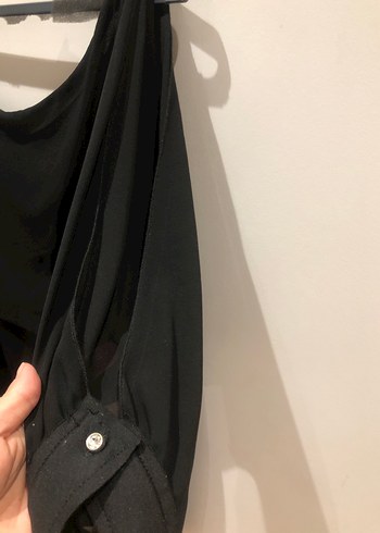 Siyah üstü şifon, uzun kollu, kolları yırtmaçlı, kısa abiye - Görsel 4