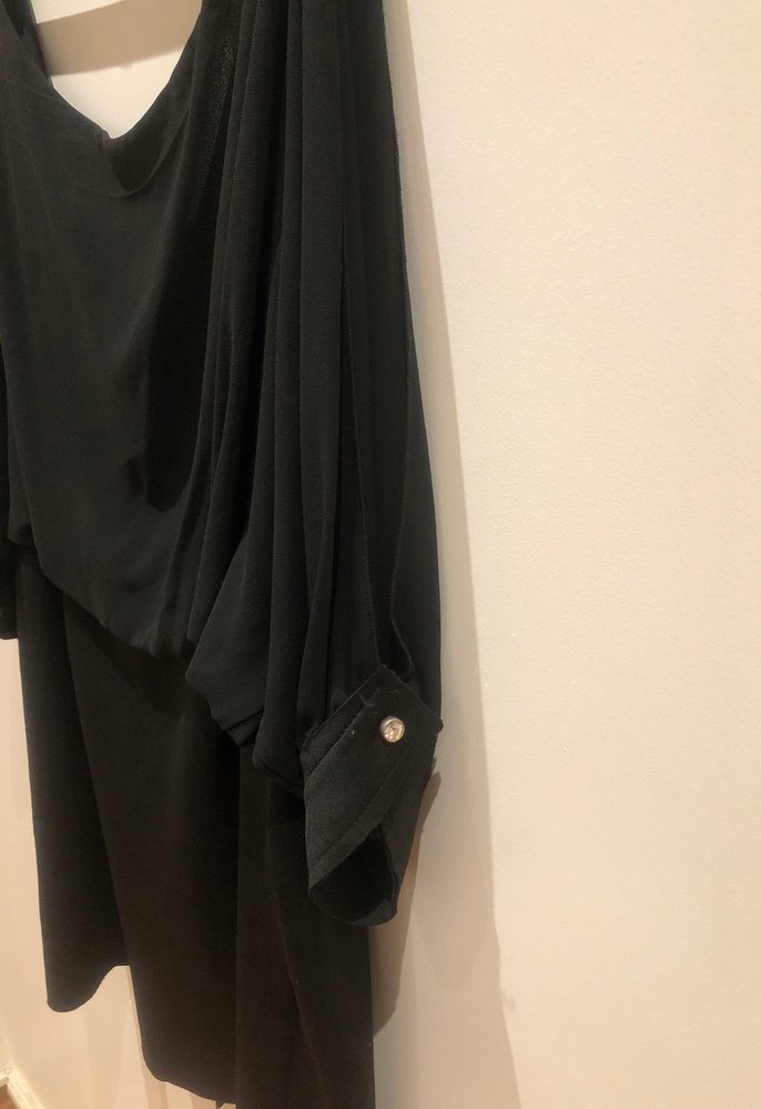 Siyah üstü şifon, uzun kollu, kolları yırtmaçlı, kısa abiye - Görsel 2