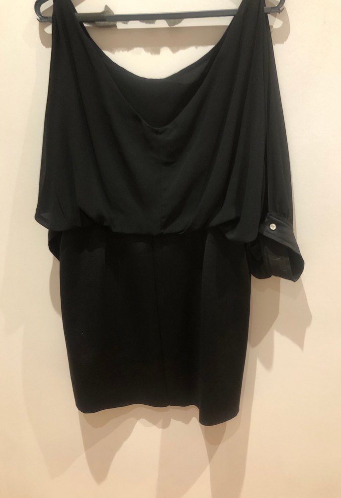 Siyah üstü şifon, uzun kollu, kolları yırtmaçlı, kısa abiye - Görsel 3