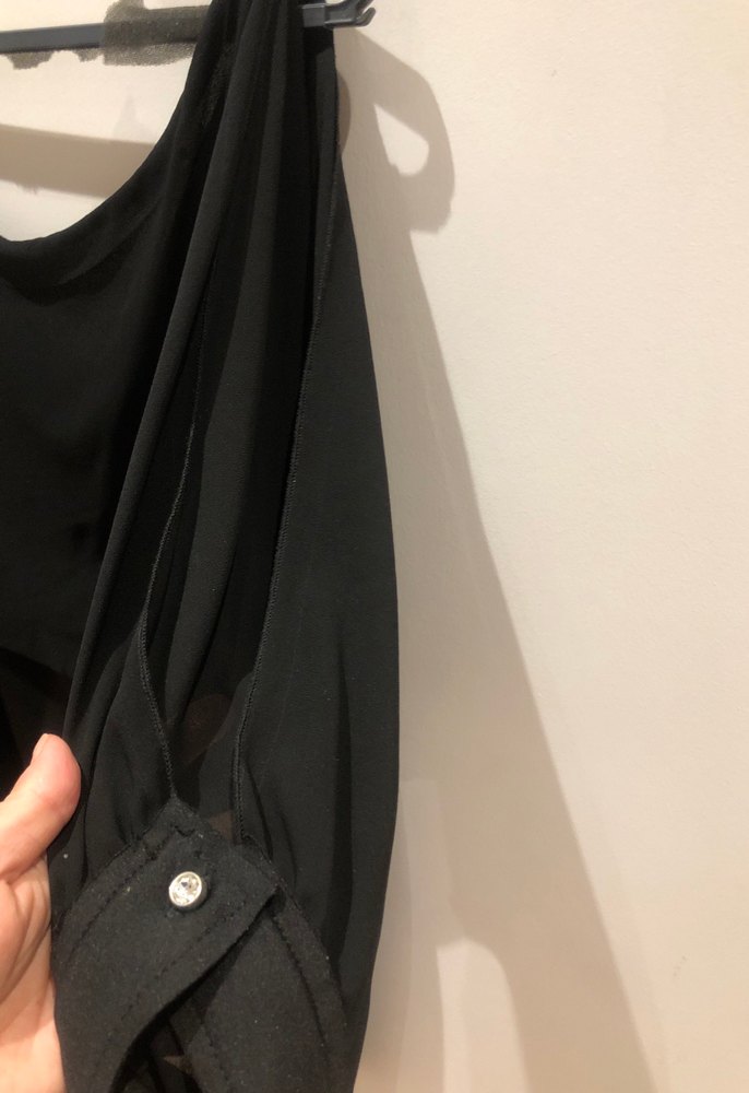 Siyah üstü şifon, uzun kollu, kolları yırtmaçlı, kısa abiye - Görsel 4