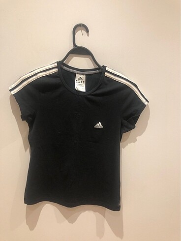 Siyah omuz şeritli sıfır yaka kısa kol orijinal Adidas tshirt