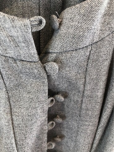 Gri kolsuz şort tulum ön düğmeli kemerli önde cepli bol kesim - Görsel 7