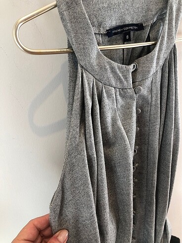 Gri kolsuz şort tulum ön düğmeli kemerli önde cepli bol kesim - Görsel 6