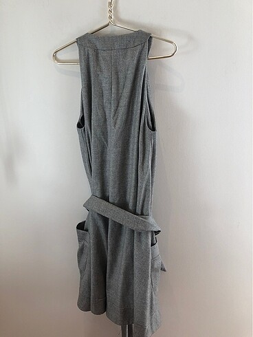 Gri kolsuz şort tulum ön düğmeli kemerli önde cepli bol kesim - Görsel 8