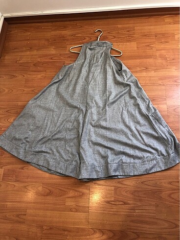 Gri kolsuz şort tulum ön düğmeli kemerli önde cepli bol kesim - Görsel 9