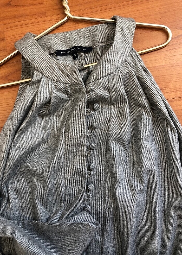 Gri kolsuz şort tulum ön düğmeli kemerli önde cepli bol kesim - Görsel 2