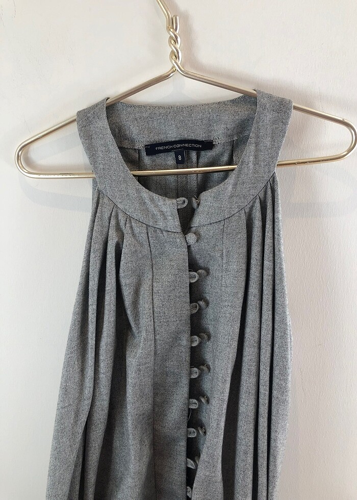 Gri kolsuz şort tulum ön düğmeli kemerli önde cepli bol kesim - Görsel 3